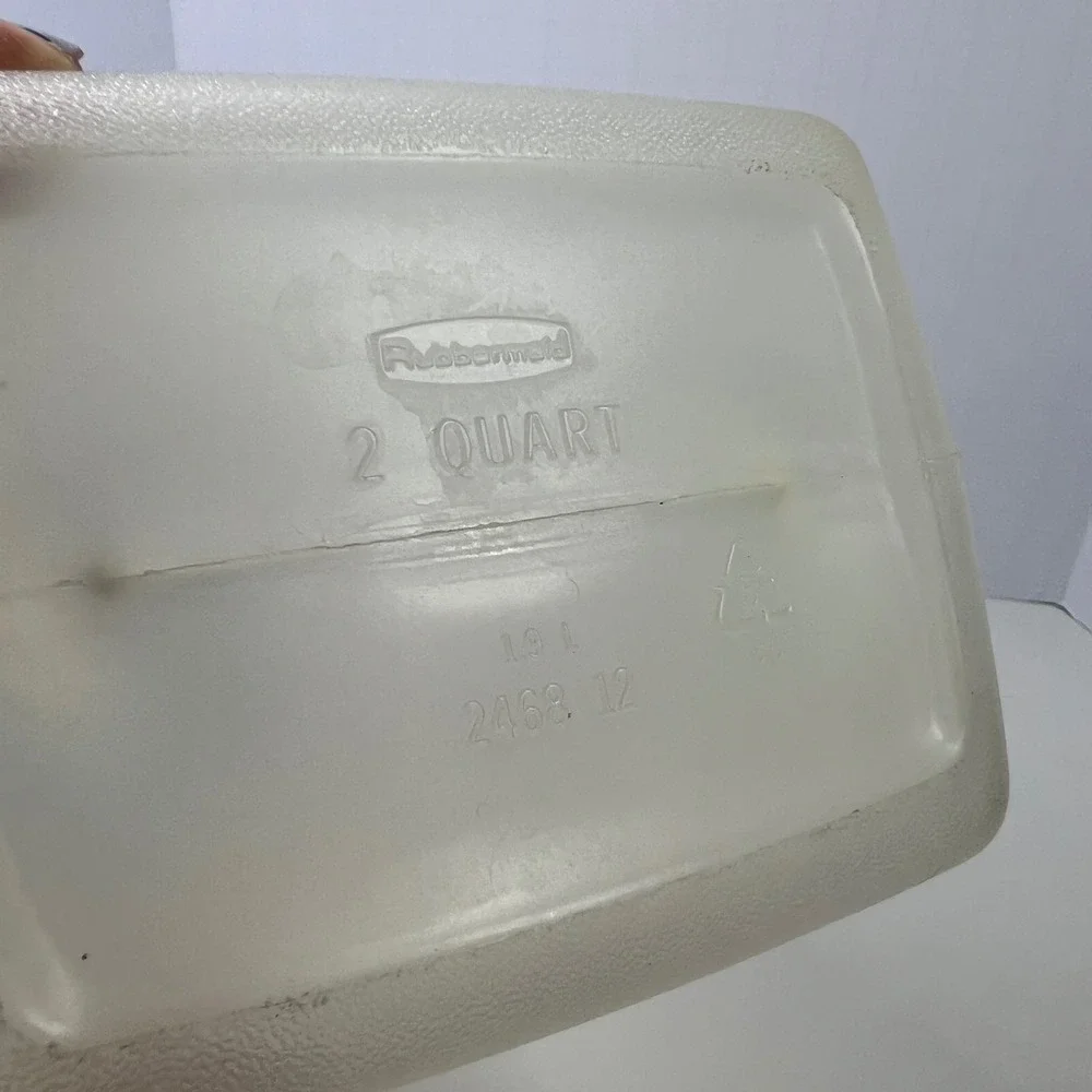 Rubbermaid 2 Quart 64 oz Plastic Juice Pitcher Rectangular Water Bottle 2468 12